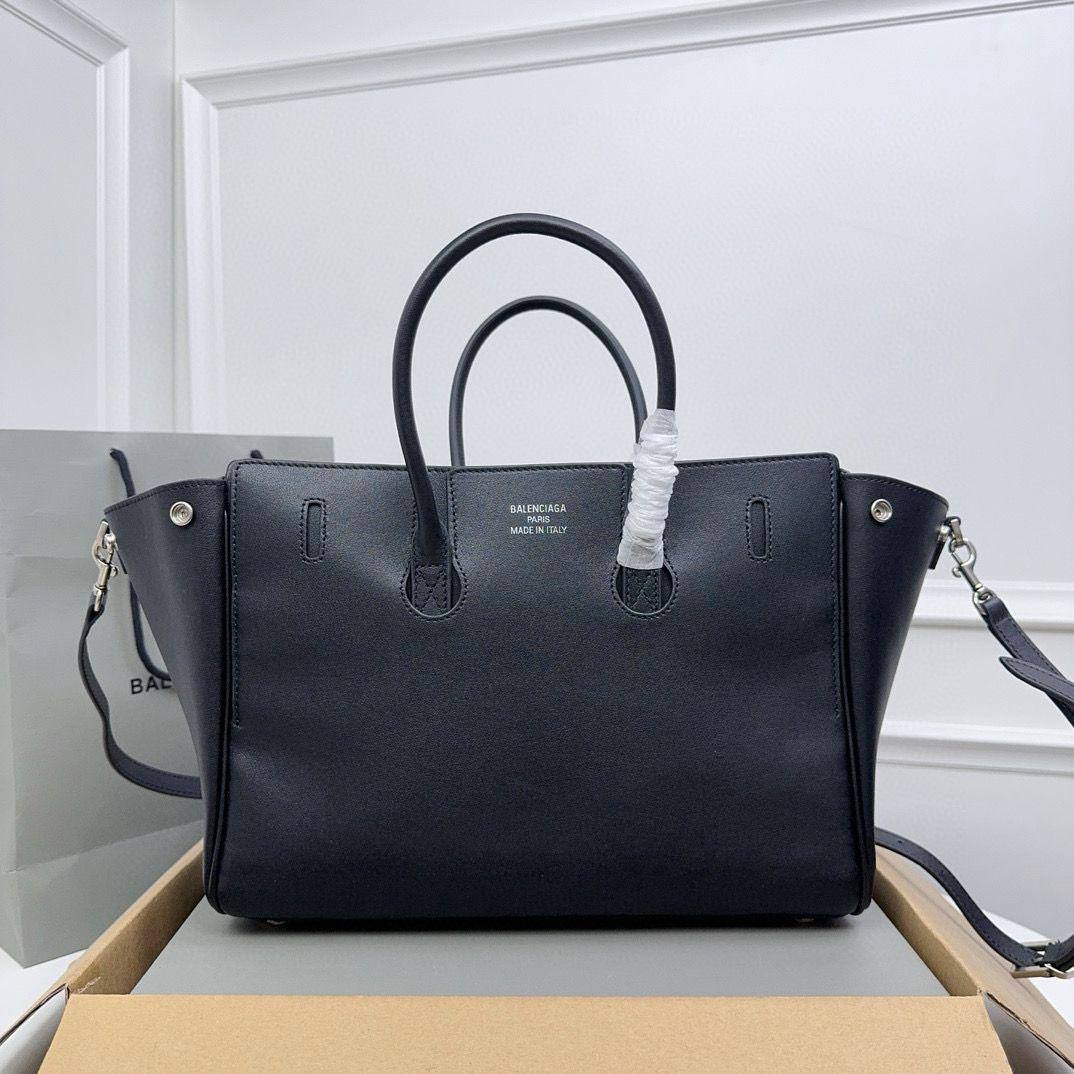 BALENCIAGA

 Bel Air small size copy one 
150 dhs❣️

Zain39
♥️♥️♥️