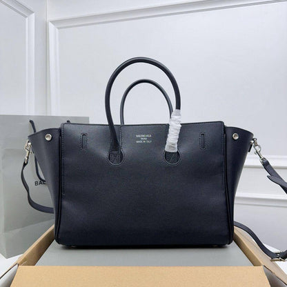 BALENCIAGA

 Bel Air small size copy one 
150 dhs❣️

Zain39
♥️♥️♥️