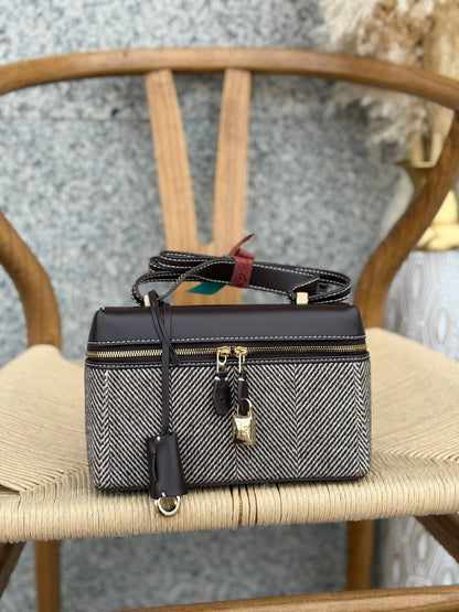 LORO PIANA
21cm
340 dhs🪙🌨️
Top quality 
With box🎁

Zain167
♥️♥️♥️