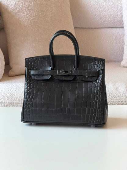 Hermes Birkin croc 25cm💥Master quality ✅with box📦
710 dhs✅

Zain52
♥️♥️♥️