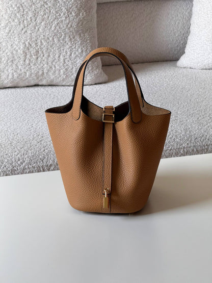 Hermes

18cm
supermaster quality

with box 📦 
380 dhs🇦🇪🇦🇪

Zain52
♥️♥️♥️