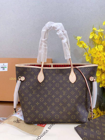 LV 

95 dhs🇦🇪🇦🇪

with box

size 45×18×30cm

Zain213
♥️♥️♥️
