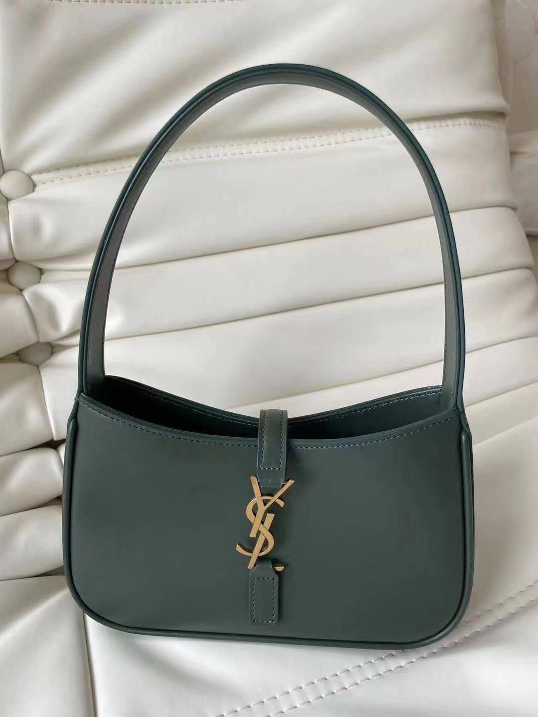Ysl
 Mini Le 5 A 7

 Hobo Bag in
 Smooth Leather✅ 
Size 19 cm
For Price 👇 WhatsApp✅
0568585901 
0507557372
0552275751 Owner Zain 👌


Zain274
♥️♥️♥️