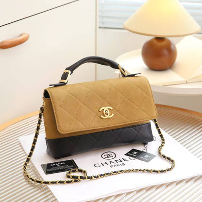 Chanel
110 dhs🪙🌨️

SIZE：28×18×10cm
Good quality

 with box
🎁🎁🎁

Zain35
♥️♥️♥️