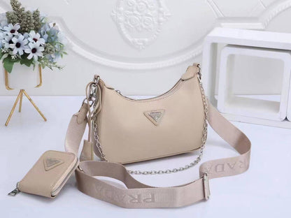 PRADA LEATHER RESTOCK 
GOOD QUALITY 💯
110 dhs🪙🖤

WITH BOX 📦 

Zain28
♥️♥️♥️