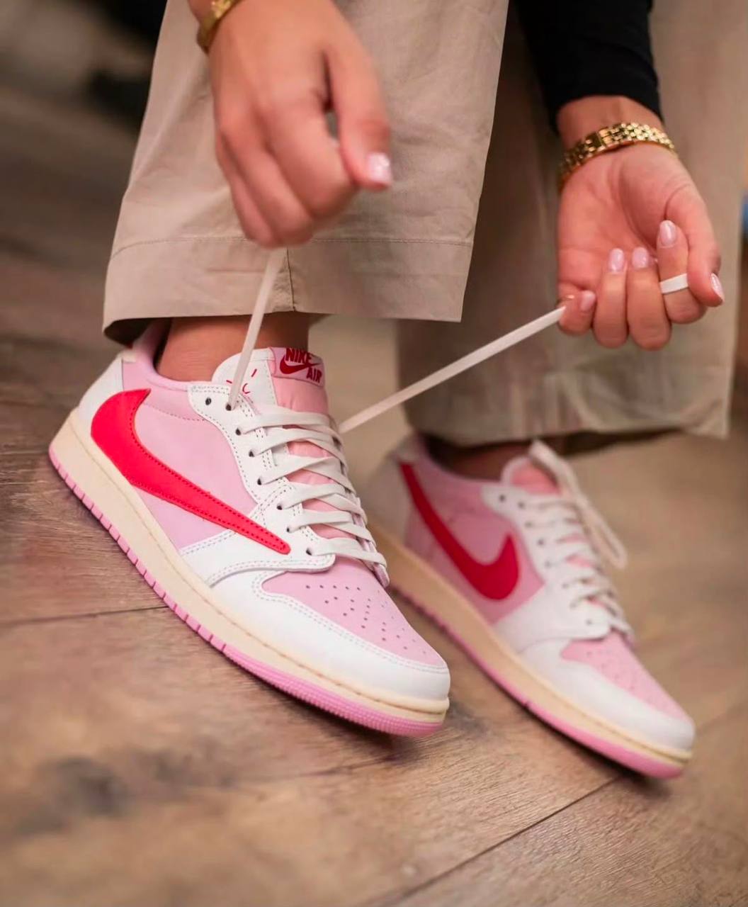 Jordan 1 Retro Low OG SP
Travis Scott Sail Tropical Pink ，
Size 36-45 ，
240 dhs💛

Zain18
♥️♥️♥️