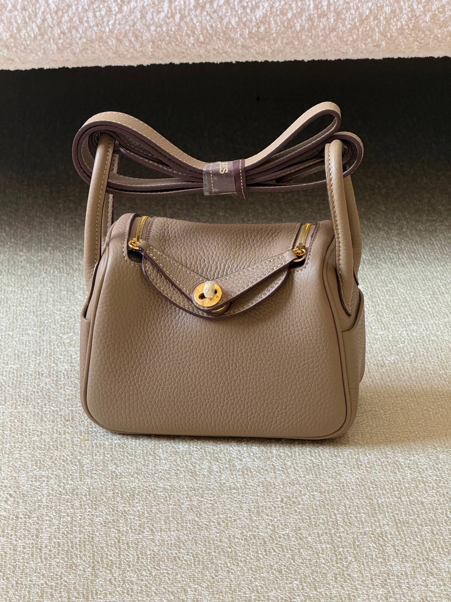 Hermes mini Lindy 18cm💥Master quality ✅with box 📦 
340 dhs✅

Zain51
♥️♥️♥️