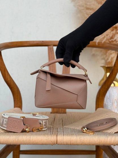 LOEWE
18cm
320 dhs🇦🇪🇦🇪
Top quality 
With box🎁

Zain167
♥️♥️♥️