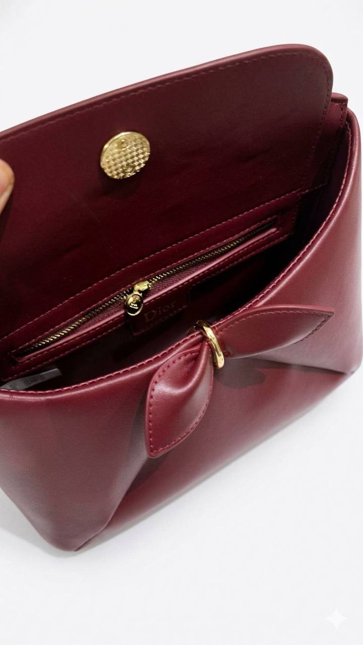 CHRISTIAN DIOR
Cigale Bag front Bow
Calfskin Leather
Gold Hardware
With BOX
Size: 29 cm

 Wʜᴏʟᴇsᴀʟᴇ Pʀɪᴄᴇ : 110 ᴅʜs
Zain239
♥️♥️♥️