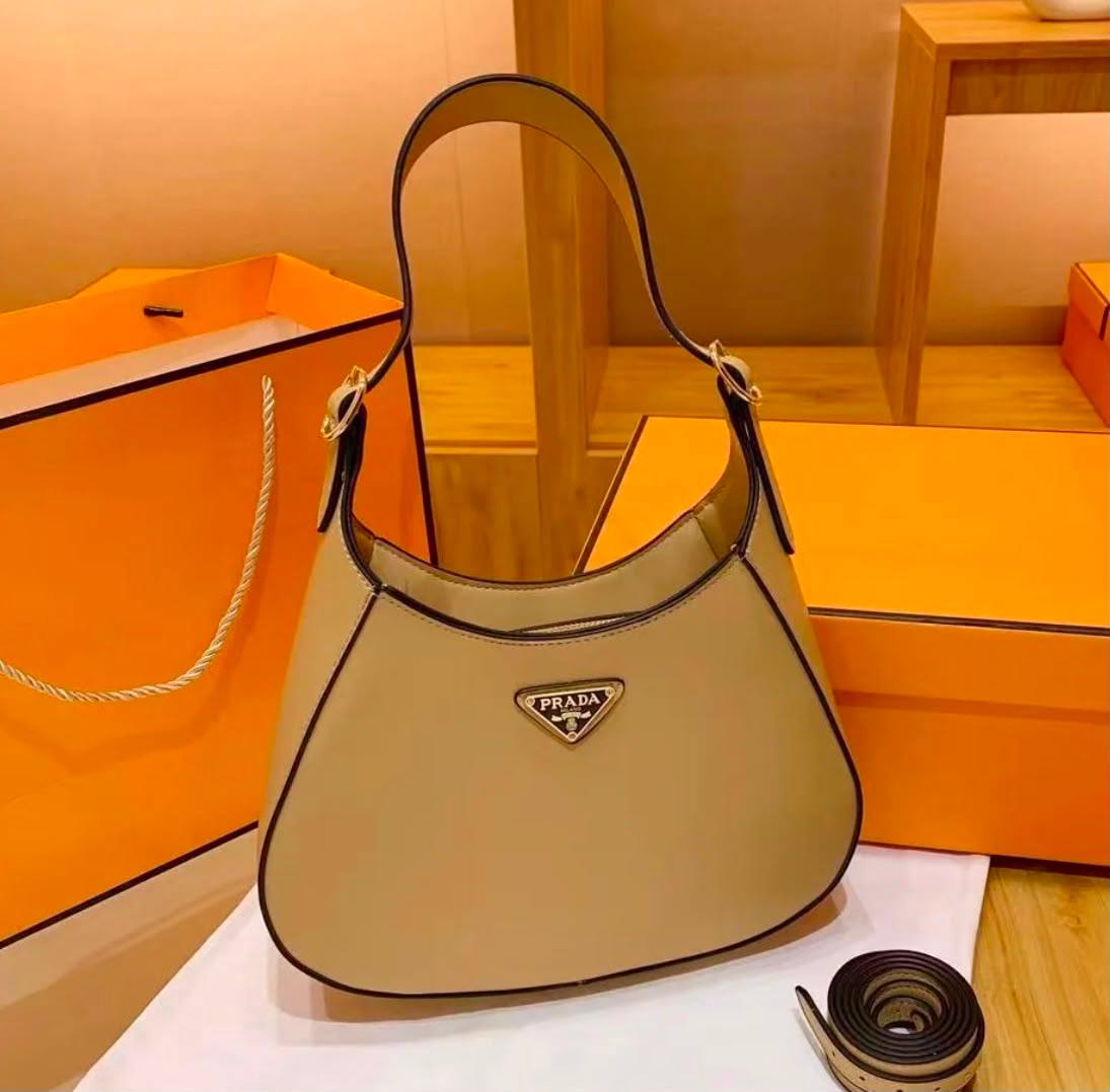 PRADA NEW CAME GOOD QUALITY WITH BOX
75 dhs🇦🇪🇦🇪

Zain295
♥️♥️♥️