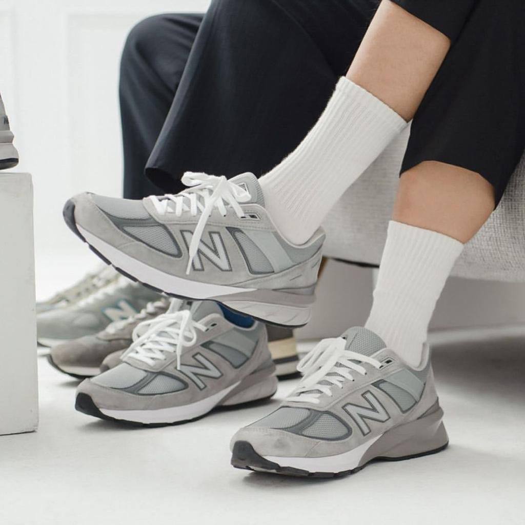 New Balance 990v5 Grey ，
Size 36-45 ，
240 dhs🪙🌨️

Zain18
♥️♥️♥️