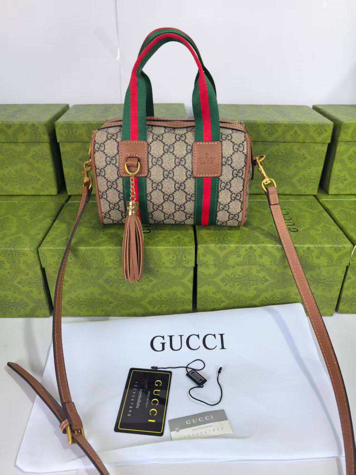 Gucci   

95 dhs👑

with box 
🎁🎁🎁

Good quality 

Zain253
♥️♥️♥️
