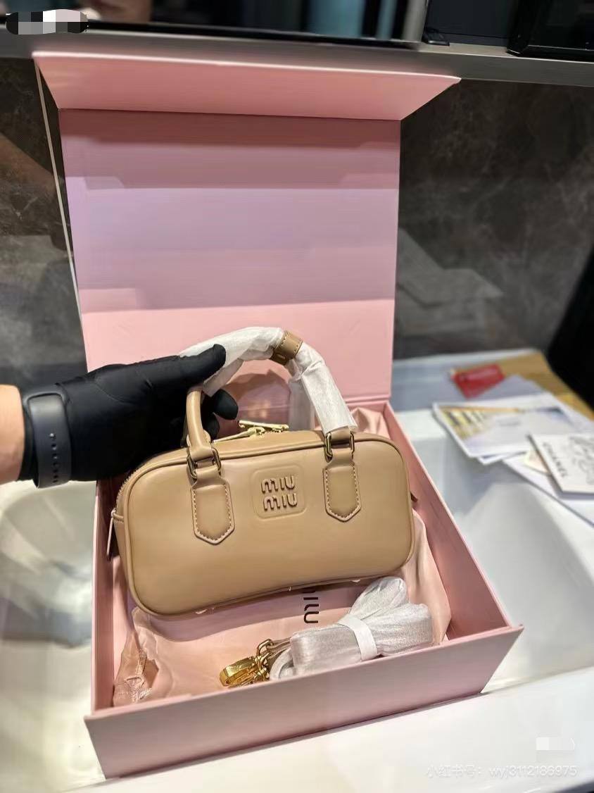 Miumiu Long
Size : 23 * 8 * 11 cm

90 dhs🪙💕

with box🎁

Zain115
♥️♥️♥️