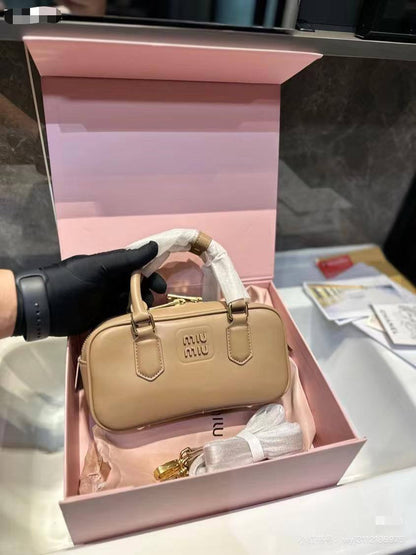Miumiu Long
Size : 23 * 8 * 11 cm

90 dhs🪙💕

with box🎁

Zain115
♥️♥️♥️