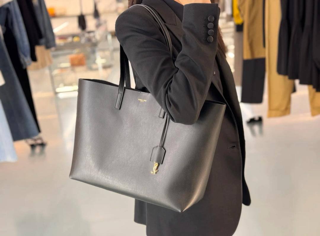YSL
100 dhs🪙🌺

Good quality with zipper

Zain35
♥️♥️♥️
