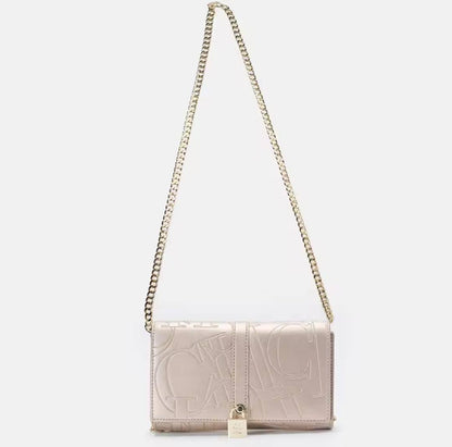 CH
95 dhs🪙
size：19.5×12.5×5cm

Good quality 

with box
🎁🎁🎁

Zain39
♥️♥️♥️