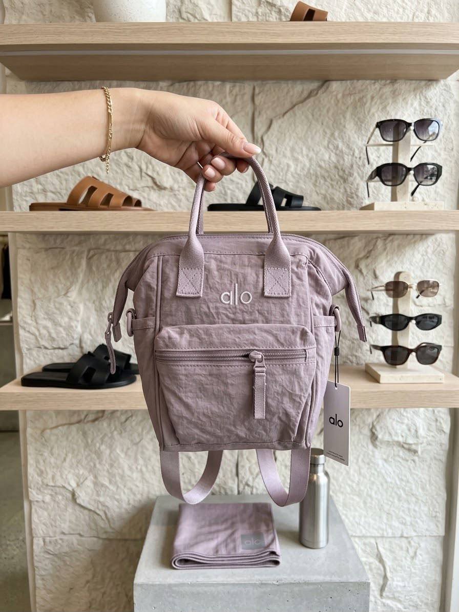 NEW CAME 
GOOD QUALITY 👌 

ALO
CONVERTIBLE
 BUCKET BAG🥰 
60 dhs🇦🇪🇦🇪

Zain40
♥️♥️♥️