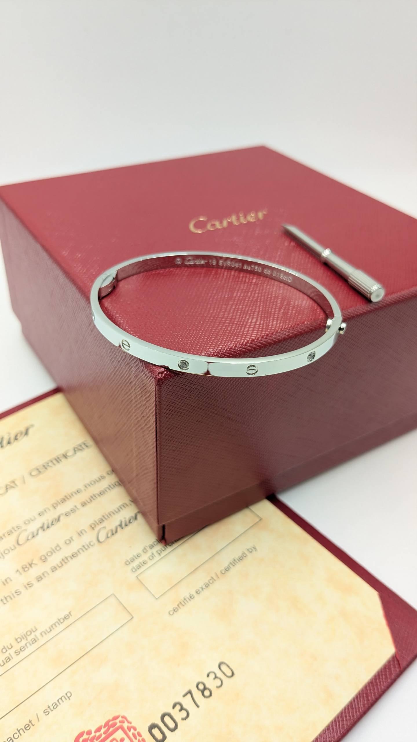 Cartier
*Super Master Quality* 
*Thin Love Braclate*
120 dhs✅ with Normal Box 🎁
150 dhs✅ with Good Box 🎁
190 dhs✅ with Master Box 🎁

Zain210
♥️♥️♥️