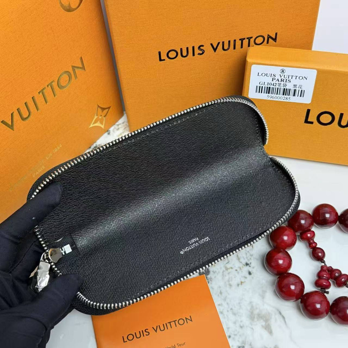 LOUIS VUITTON 

PEN BAG 

NEW CAME 
GOOD QUALITY 
WITH BOX 

55 dhs🇦🇪🇦🇪

Zain295
♥️♥️♥️