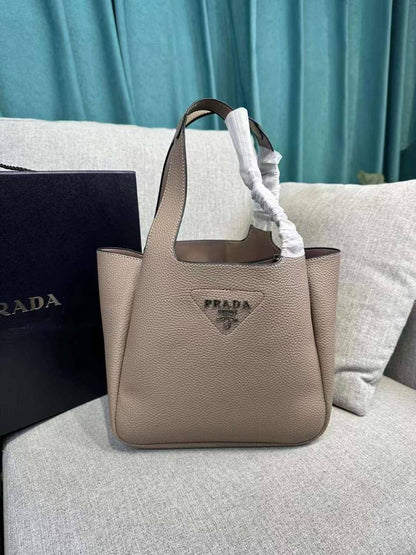 🎉 Offer 🎊  Prada / Bottega
Good quality 
Size : 25 * 22 cm
70 dhs🪙🌺
Limit Stock

Zain115
♥️♥️♥️