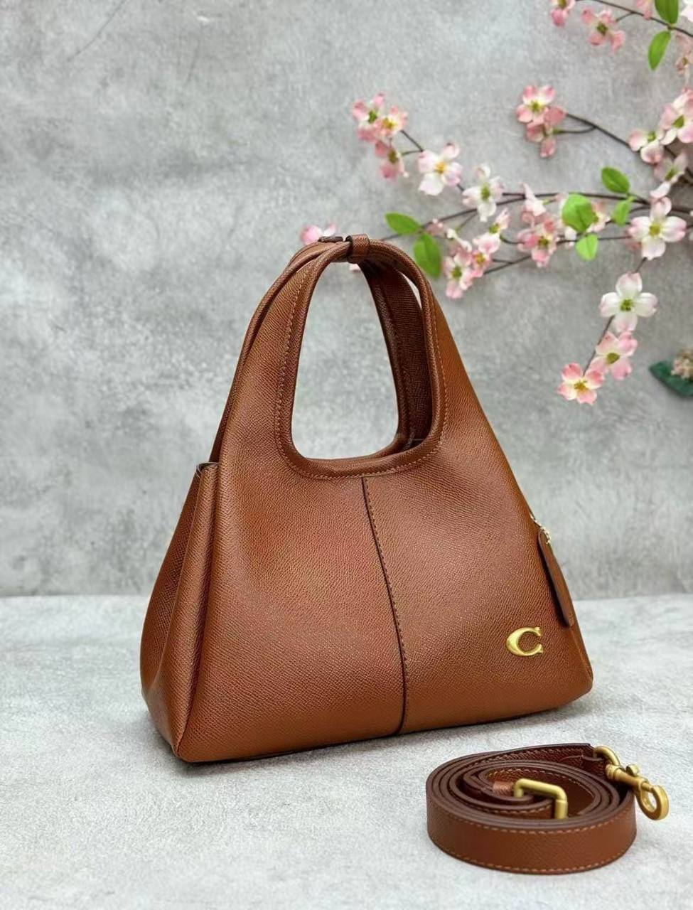 Coach

105 dhs✅

with box🎁🎁🎁

size 27×10×19cm

Zain42
♥️♥️♥️