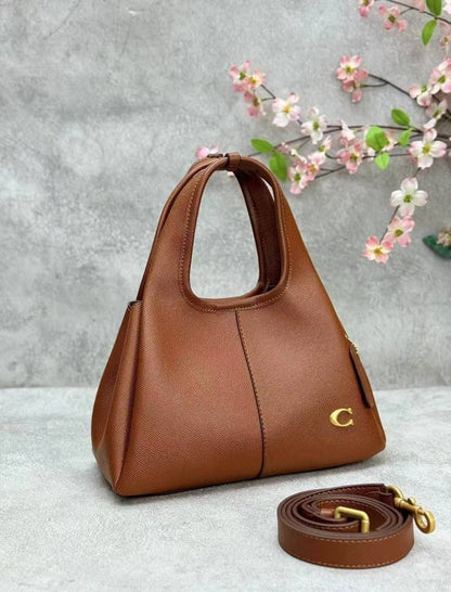 Coach

105 dhs✅

with box🎁🎁🎁

size 27×10×19cm

Zain42
♥️♥️♥️