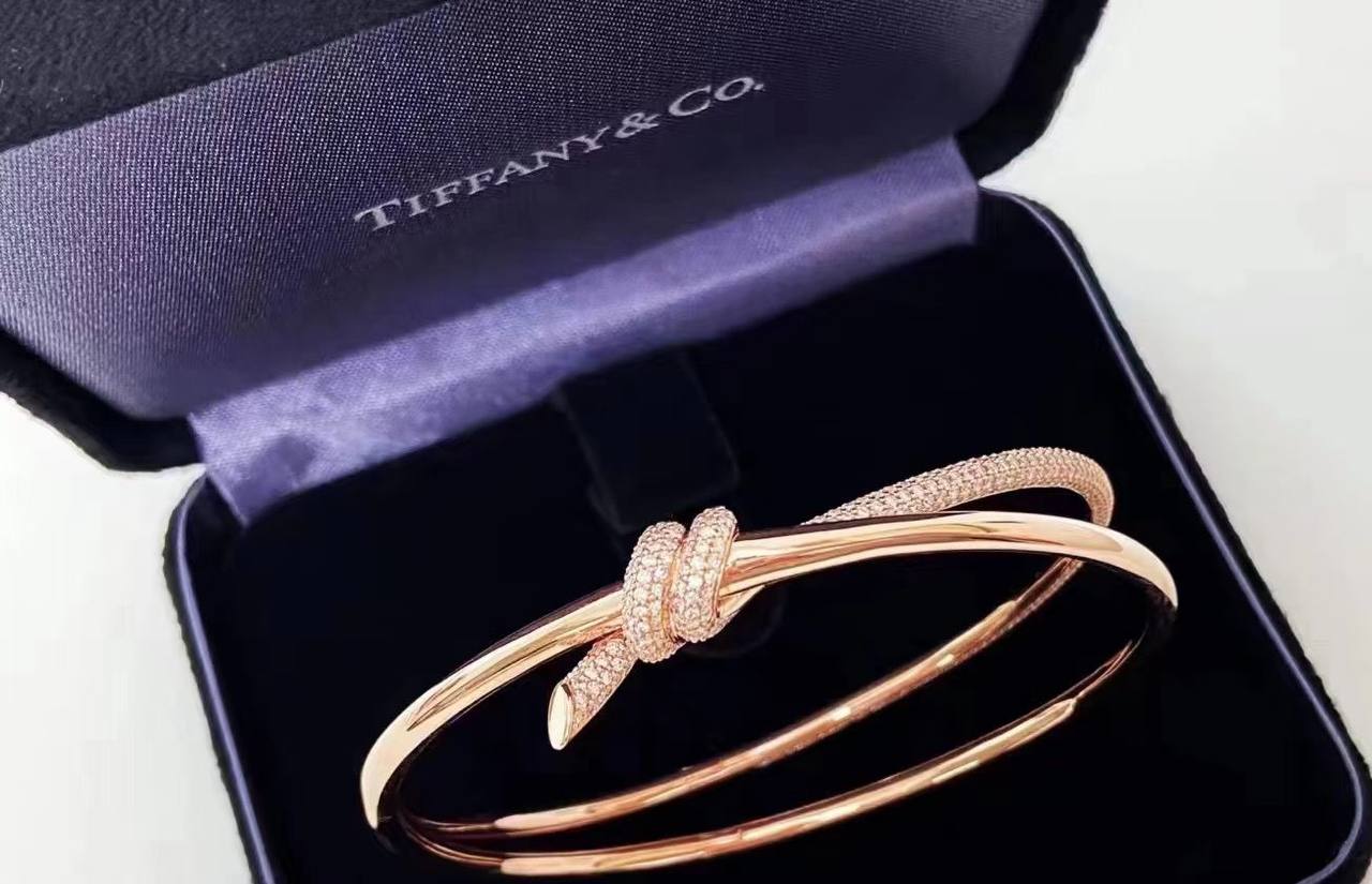 Tiffany 💥*
Bangle 🍁
Master quality 🐦‍🔥
With normal boxes 📦 
70 dhs✅
With master box 🗃️ 
110 dhs✅

Zain216
♥️♥️♥️