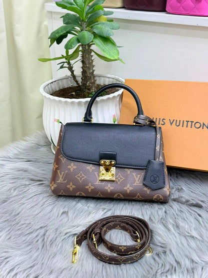LV

SIZE  23CM 
With BOX

110 dhs🇦🇪🇦🇪

Zain51
♥️♥️♥️