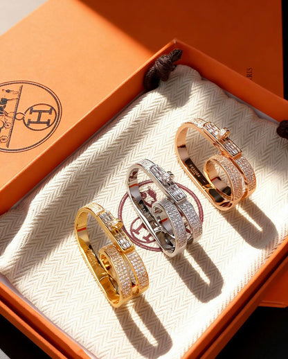 HERMES RING
MASTER💫✨
WITH NORMAL BOX AND PAPER BAG🛍️🎁
70 DHS✅

Zain89
♥️♥️♥️