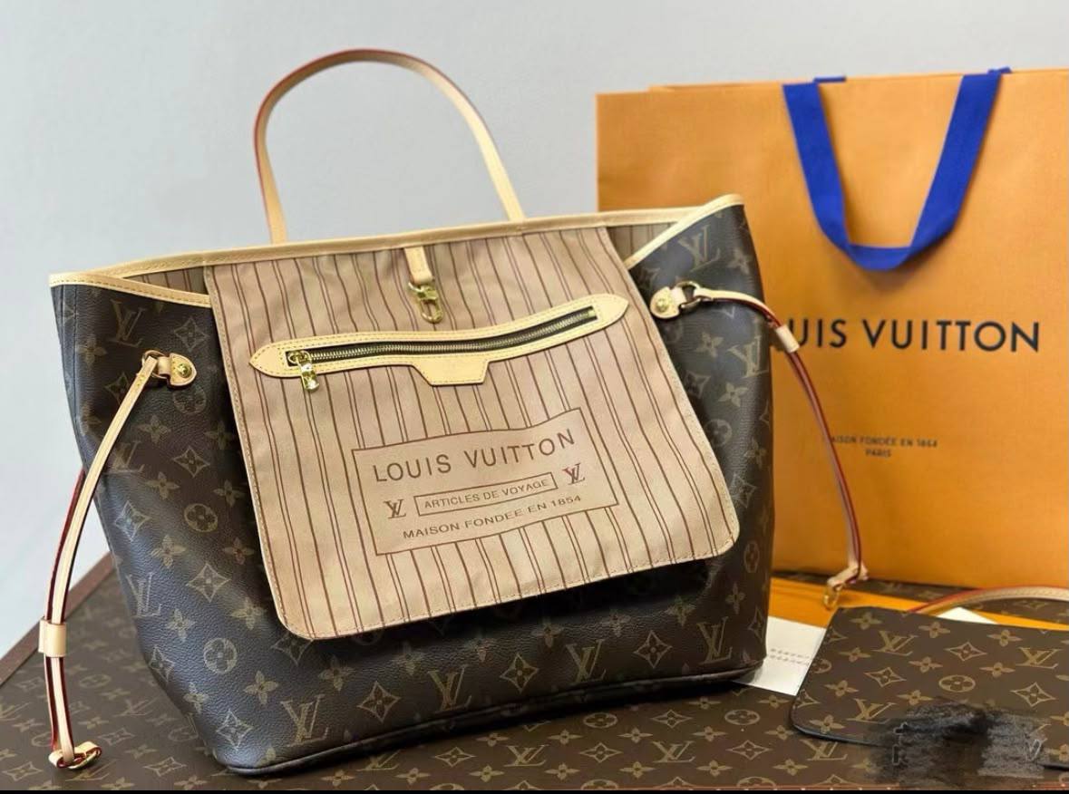 LOUIS VUITTON 
size : 47cm
95 dhs🇦🇪🇦🇪

With box🛍️
Nice quality 

Zain331
♥️♥️♥️