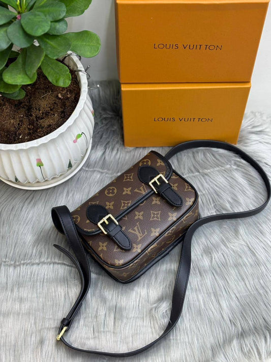 LV
SIZE  ………19.5CM 🥰

85 dhs❣️

with BOX🌷

Zain224
♥️♥️♥️