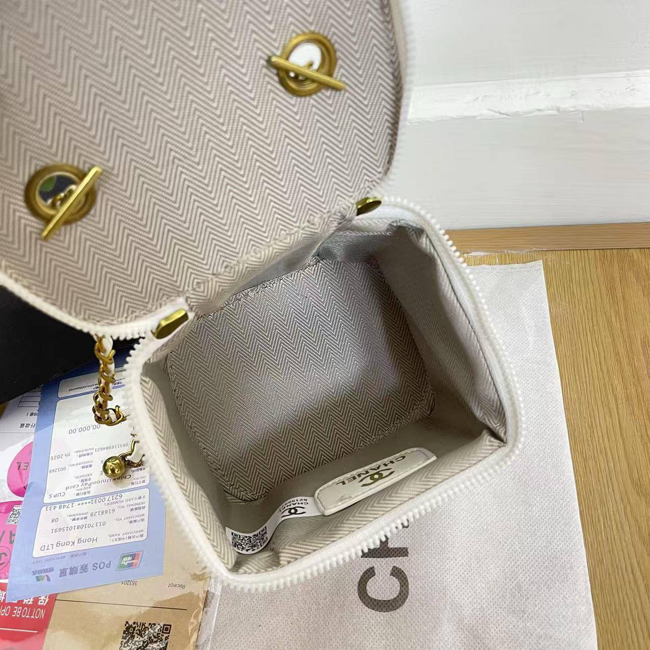 Chanel
13*12*11cm

With box
🎁🎁🎁

65 dhs🪙🖤

Zain17
♥️♥️♥️
