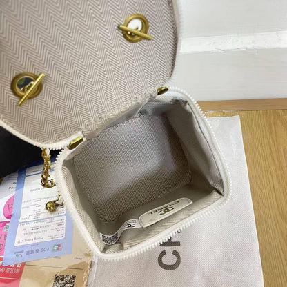 Chanel
13*12*11cm

With box
🎁🎁🎁

65 dhs🪙🖤

Zain17
♥️♥️♥️