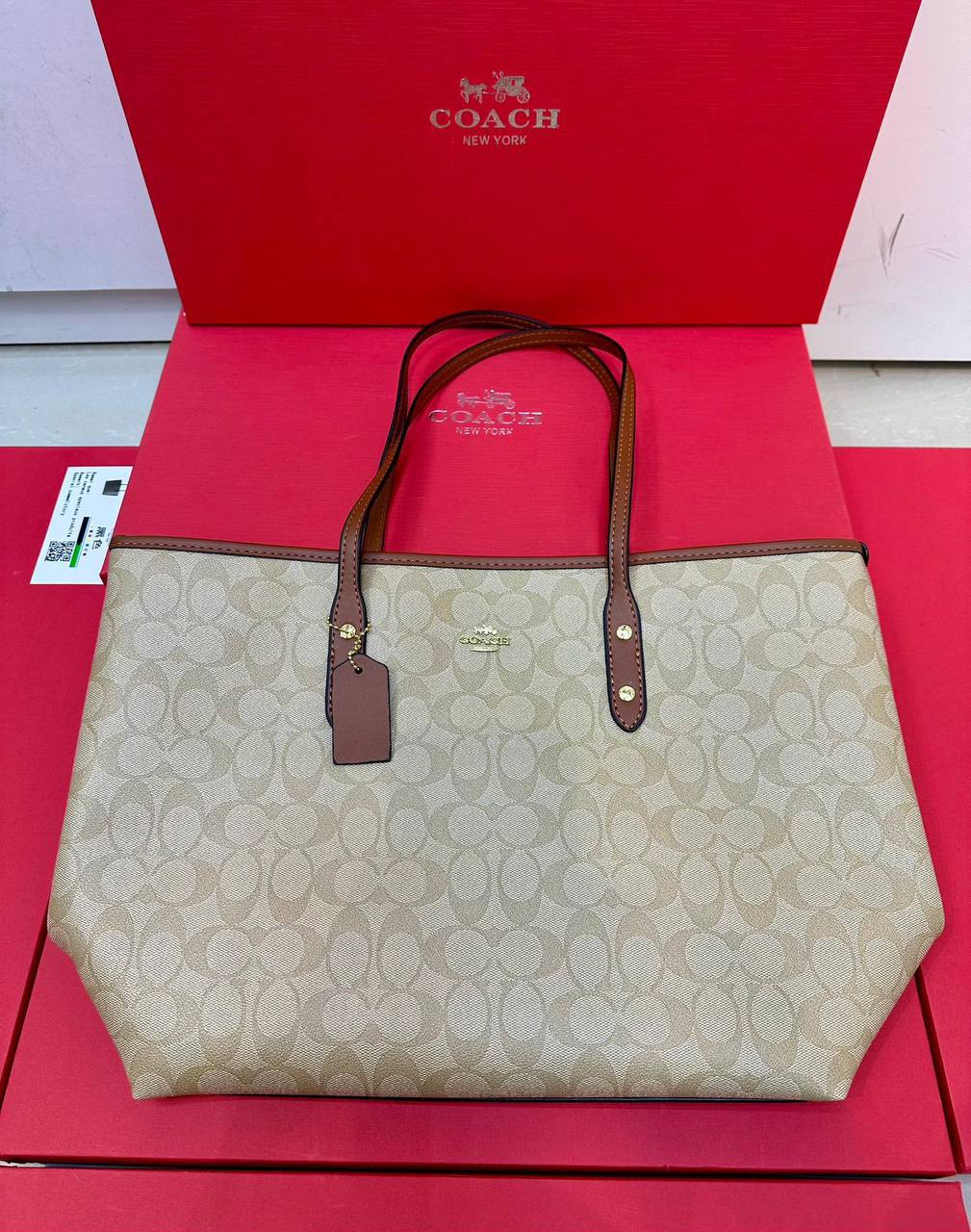 Coach 
With Box 
🎁🎁🎁

Without pouch
 90 dhs🪙💚

Zain250
♥️♥️♥️