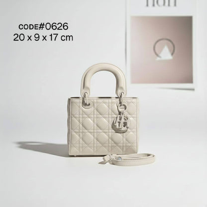 CHRISTIAN LADY DIOR
ᴍᴀᴛᴛᴇ ʟᴇᴀᴛʜᴇʀ ᴍᴀᴛᴇʀɪᴀʟ
ᴡɪᴛʜ ʟᴏɴɢ ʙᴇʟᴛ sᴛʀᴀᴘ
sɪᴢᴇ : 20 cm

65 dhs✅

Zain31
♥️♥️♥️