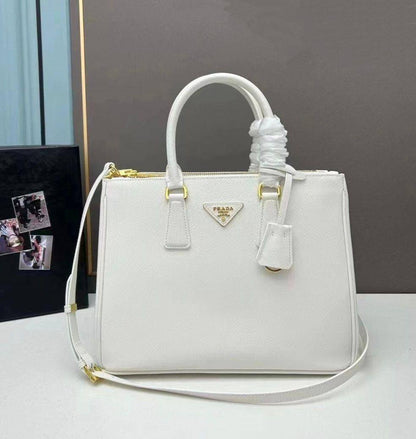 PRADA 

NEW CAME 

GOOD QUALITY 

90 dhs🇦🇪🇦🇪

SIZE: 32cm

Zain295
♥️♥️♥️