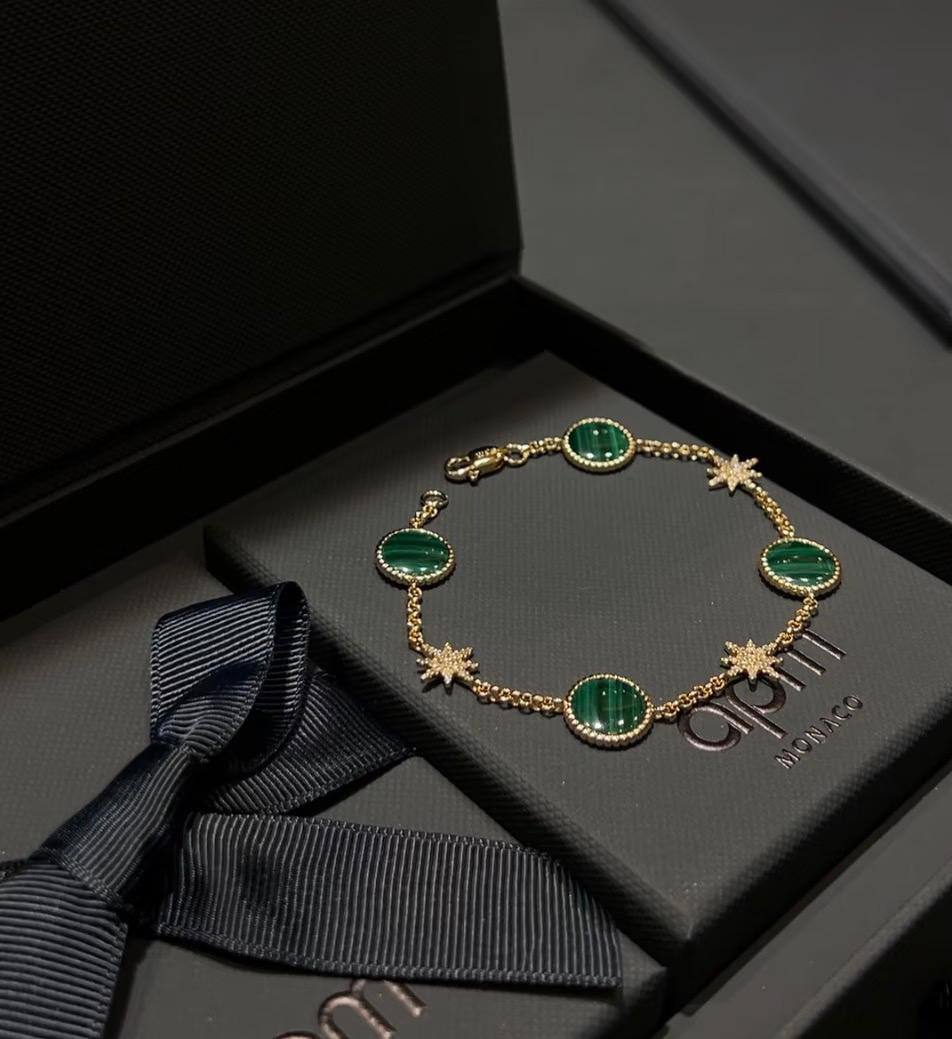 Apm SET ❤️‍🔥*
Necklace 🍁
Earring🔥
Bracelet 🌸
With normal boxes 📦 
200 dhs🪙🌨️
With master box 🗃️ 
220 dhs🪙🌨️

Zain216
♥️♥️♥️