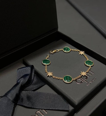 Apm SET ❤️‍🔥*
Necklace 🍁
Earring🔥
Bracelet 🌸
With normal boxes 📦 
200 dhs🪙🌨️
With master box 🗃️ 
220 dhs🪙🌨️

Zain216
♥️♥️♥️