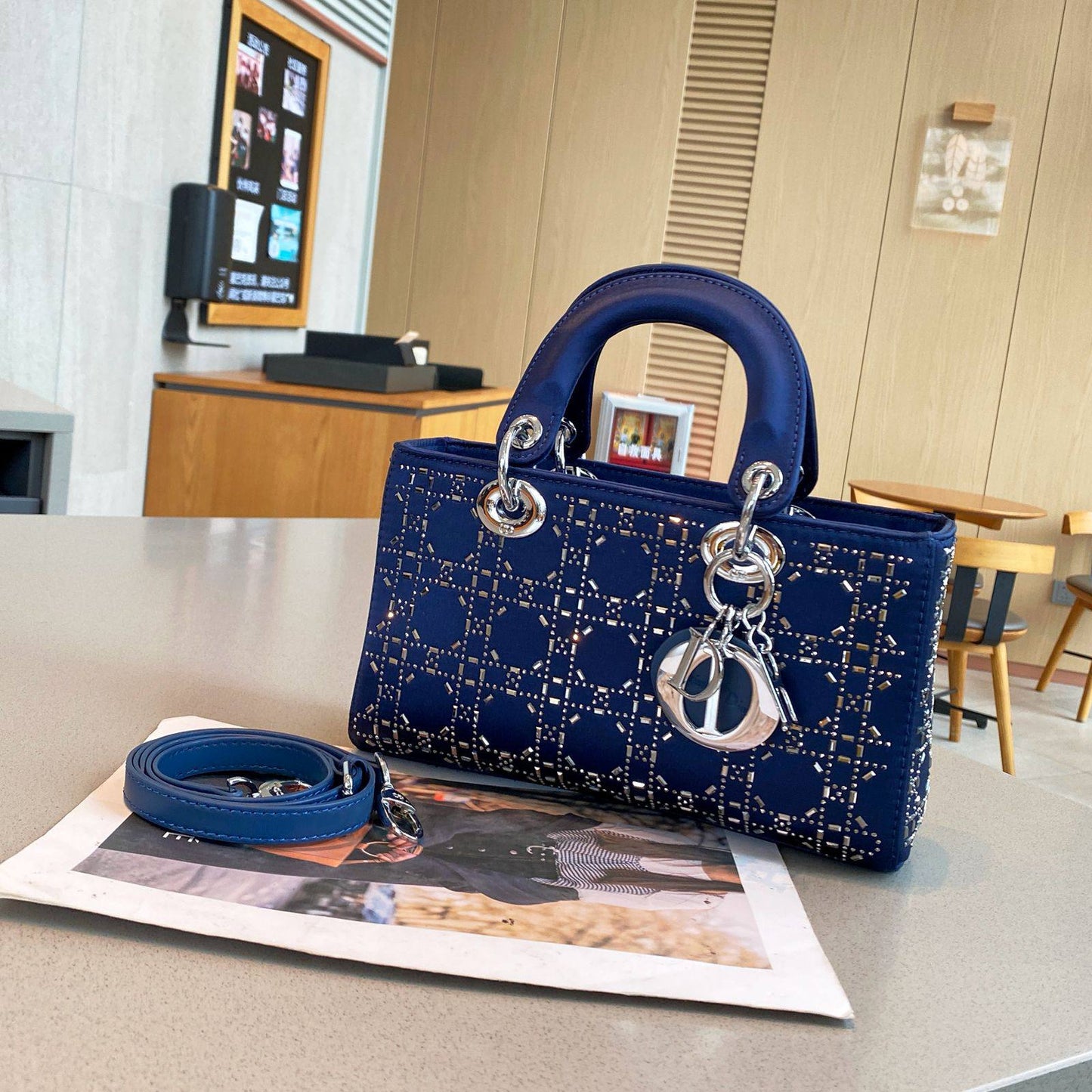 Dior
Best quality
With box’s
🎁🎁🎁

125 dhs🌺
size 24cm

Zain158
♥️♥️♥️
