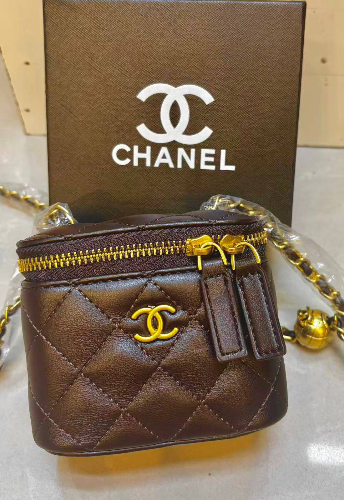 New Chanel mini cosmetic bag, good quality, 

comes with box, 
🎁🎁🎁

size...13* 10cm
90 dhs🪙🌨️

Zain12
♥️♥️♥️