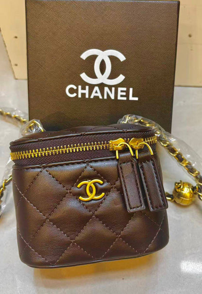 New Chanel mini cosmetic bag, good quality, 

comes with box, 
🎁🎁🎁

size...13* 10cm
90 dhs🪙🌨️

Zain12
♥️♥️♥️