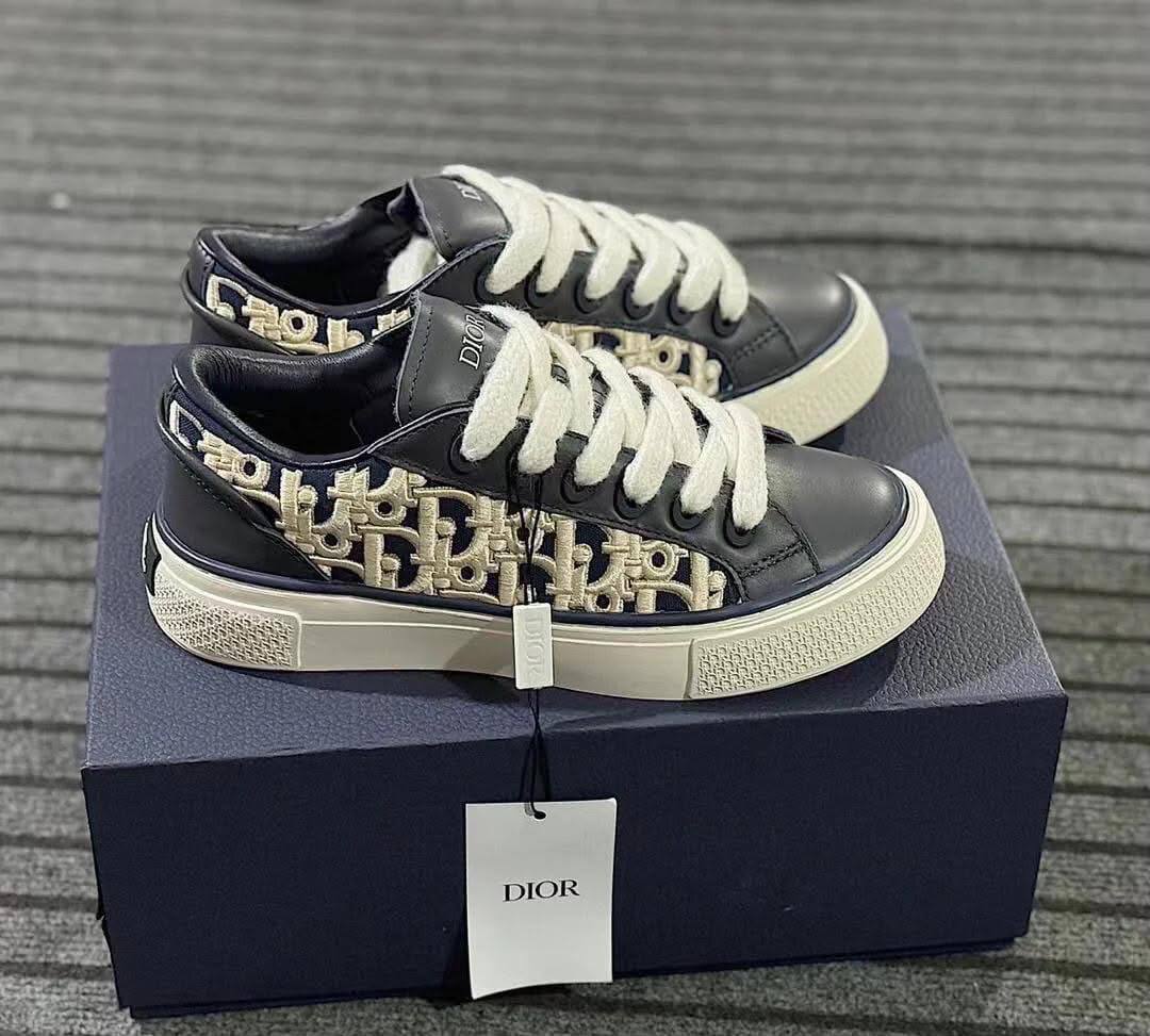 DIOR SHOES
GOOD QUALITY
105 dhs✅
  Size 36-40

Zain40
♥️♥️♥️