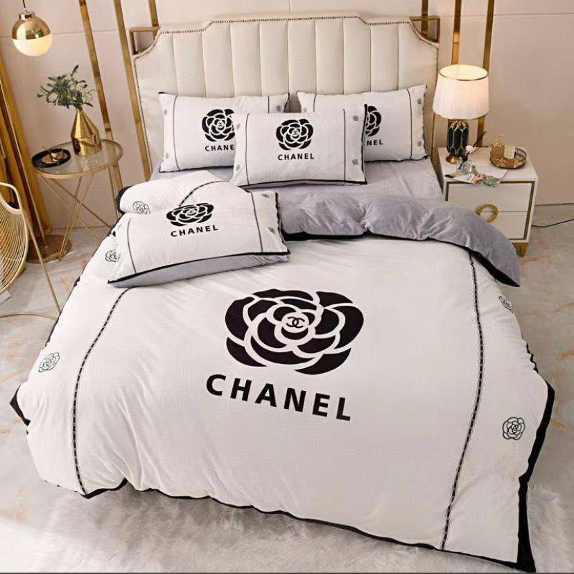 Master 🇫🇷🇫🇷🇫🇷
Give you best life 💥💥
Bedsheets set 
King size cover 6pcs set 
1 duvet cover 
1 fitted sheets 
4 pillowcases 
6pcs set
With paper bag 💼 
120 dhs🪙💕

Zain99
♥️♥️♥️