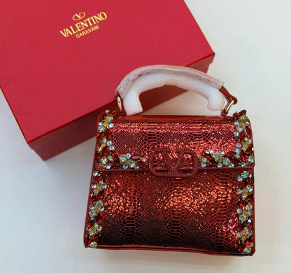 Valentino

150 dhs
With box

Zain175
♥️♥️♥️