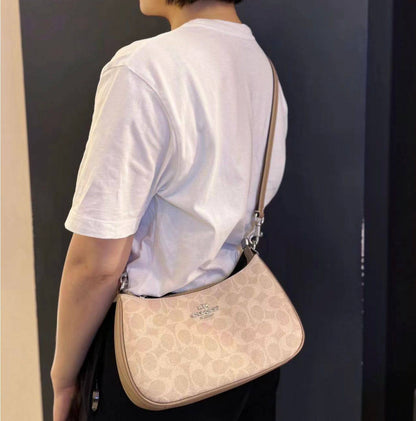 Coach
good quality, comes 

with box, 
🎁🎁🎁

size... 24* 14 cm 
95 dhs❣️

Zain12
♥️♥️♥️