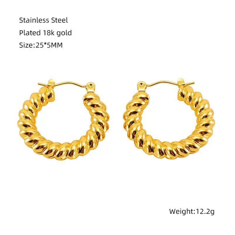 New arrival 
Stainless steel with 18k gold plated earrings 
Non tarnish 
20 dhs🪙🌨️

Zain242
♥️♥️♥️