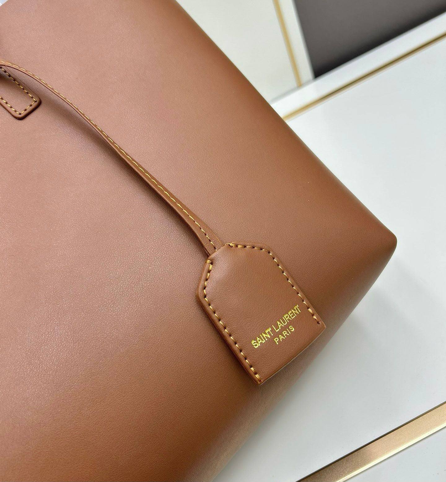 YSL 
GOOD QUALITY 
120 dhs🇦🇪🇦🇪

Zain295
♥️♥️♥️