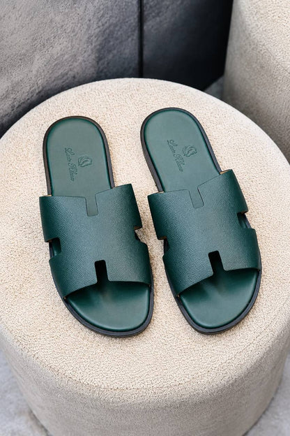 Louis Hilano
 good quality sandals 
with box and paper bag
220 dhs💓
size available 40to46 ( 6to12)

Zain59
♥️♥️♥️