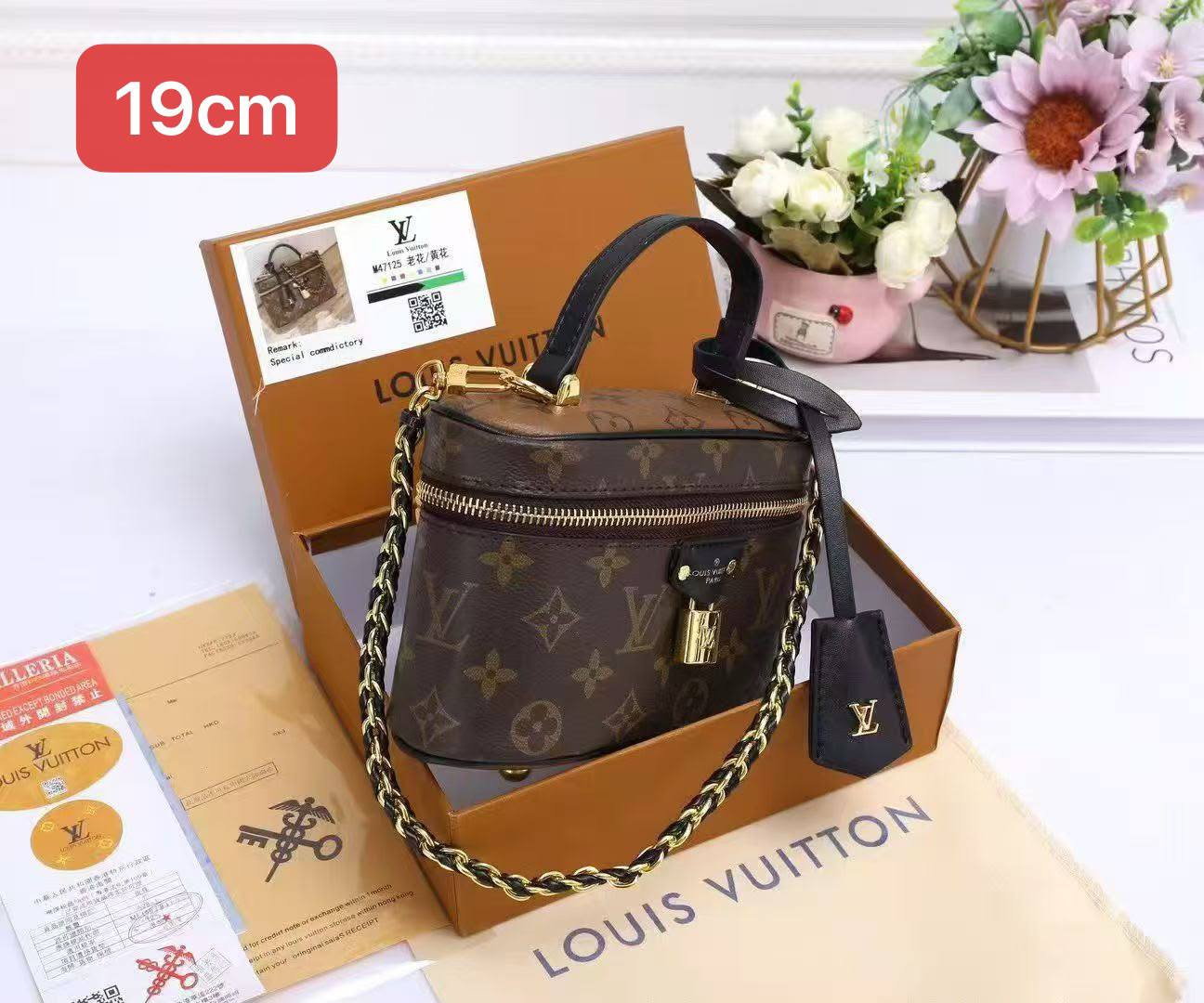 LV 
19cm 
with box 
110 dhs🇦🇪🇦🇪

Zain168
♥️♥️♥️