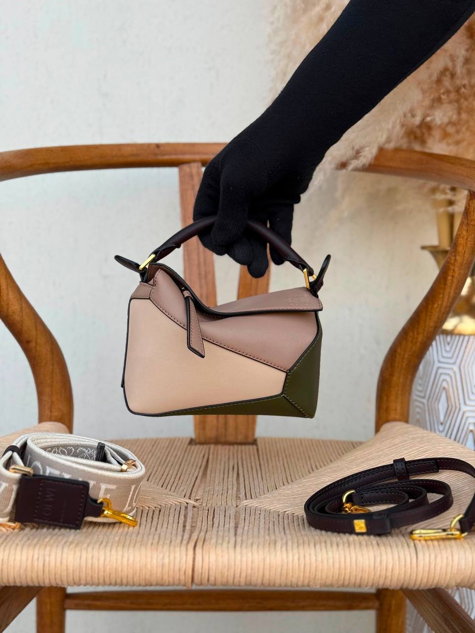 LOEWE
18cm
320 dhs🇦🇪🇦🇪
Top quality 
With box🎁

Zain167
♥️♥️♥️